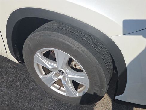 Used 2021 Toyota Highlander LE FWD image 8