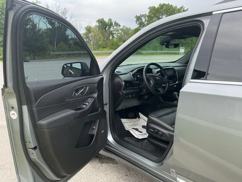 Used 2023 Chevrolet Traverse Premier FWD image 15