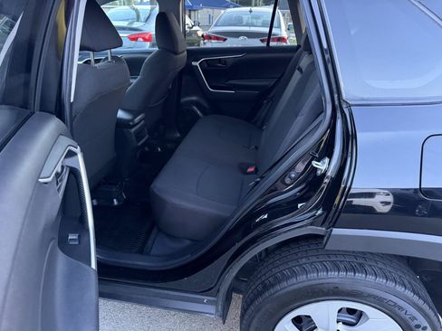 Used 2021 Toyota RAV4 LE FWD image 10