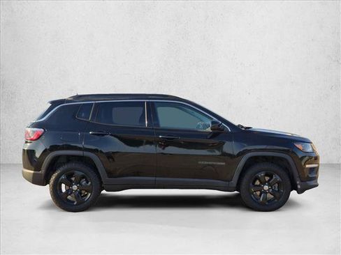 Used 2018 Jeep Compass Latitude w/ Popular Equipment Group AWD/4WD image 4