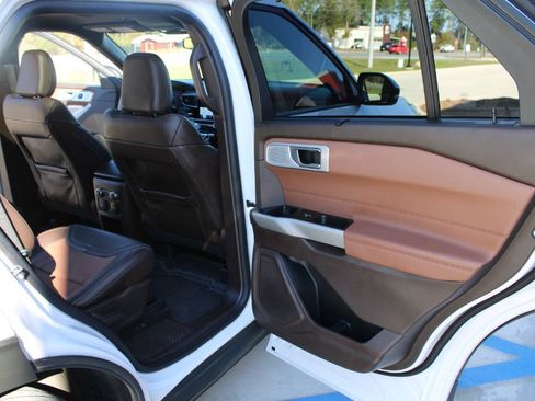 Used 2021 Ford Explorer King Ranch w/ Premium Technology Package image 15
