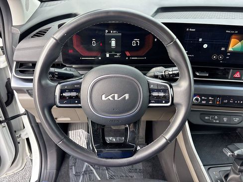 Used 2025 Kia Carnival FWD image 13