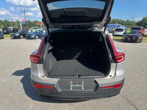 Used 2023 Volvo XC40 B4 Ultimate FWD image 10