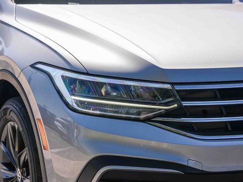 Used 2023 Volkswagen Tiguan SE w/ Panoramic Sunroof Package FWD image 4