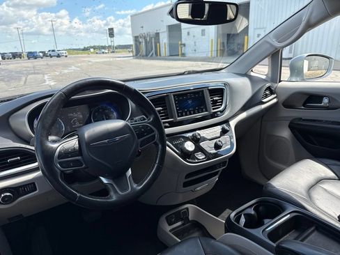 Used 2020 Chrysler Pacifica Touring-L FWD image 13