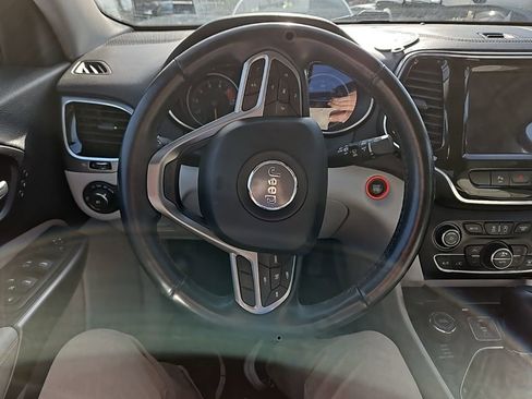 Used 2019 Jeep Cherokee Limited image 17