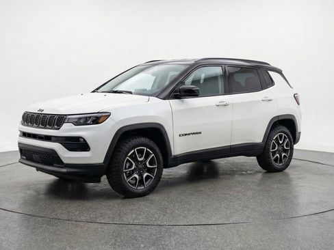 Used 2025 Jeep Compass Trailhawk image 3