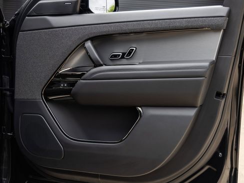 Used 2025 Land Rover Range Rover Sport SE image 38