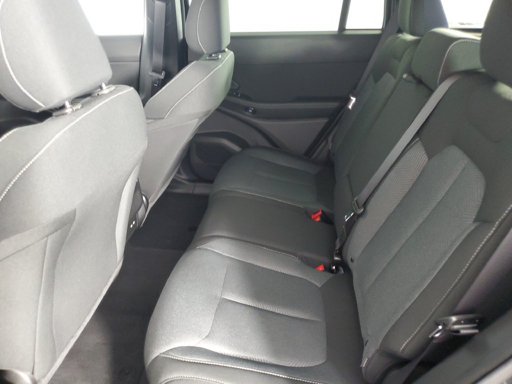 Used 2026 Jeep Cherokee Laredo AWD/4WD image 13