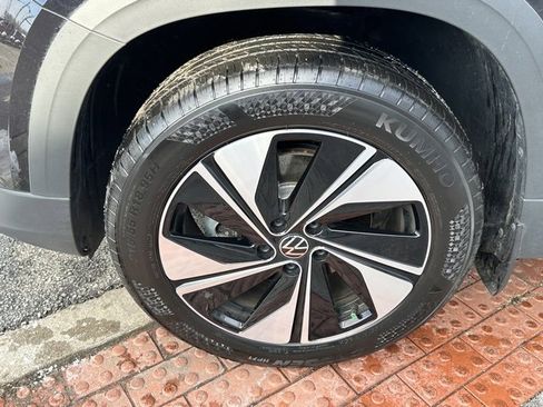 Certified 2024 Volkswagen Taos SE image 9