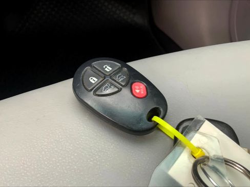 Used 2012 Toyota Highlander SE FWD image 12