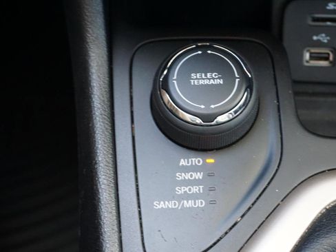 Used 2018 Jeep Cherokee Limited w/ High Altitude Package AWD/4WD image 18