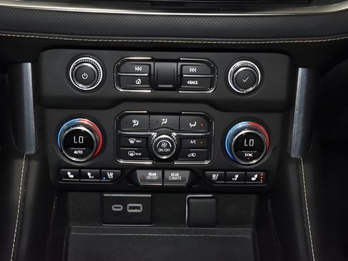 Used 2024 GMC Yukon SLT w/ SLT Premium Package AWD/4WD image 13