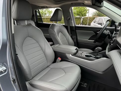 Used 2023 Toyota Highlander XLE FWD image 31