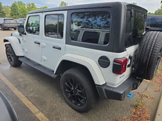 Used 2022 Jeep Wrangler Unlimited Sahara AWD/4WD image 2