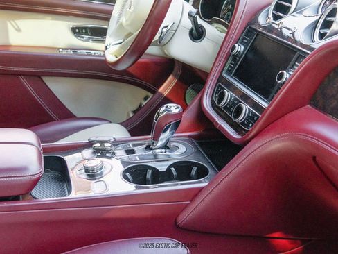 Used 2019 Bentley Bentayga image 48