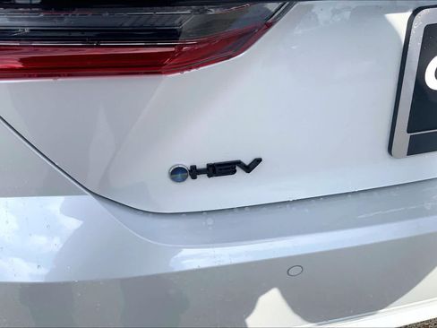 New 2026 Toyota Camry Hybrid FWD image 15