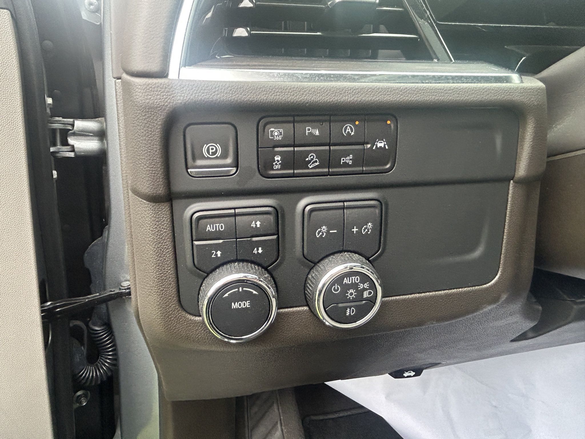 Used 2025 Chevrolet Tahoe Z71 w/ Comfort Package AWD/4WD image 30