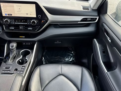 Used 2023 Toyota Highlander XLE image 29