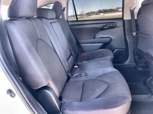Used 2022 Toyota Highlander LE image 14