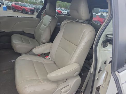 Used 2015 Toyota Sienna XLE FWD image 7