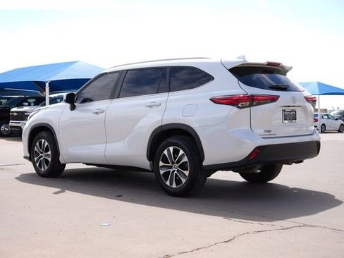 Used 2023 Toyota Highlander XLE FWD image 6