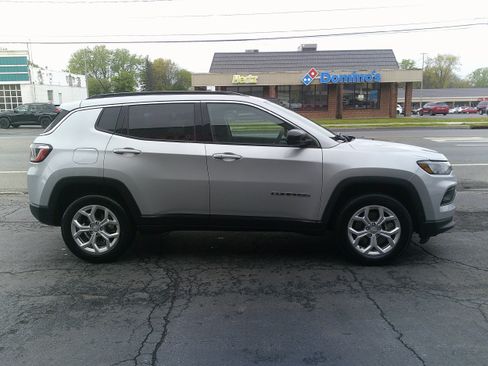 Used 2024 Jeep Compass Latitude AWD/4WD image 6
