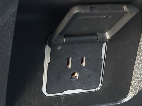 Used 2024 GMC Yukon SLT RWD image 17