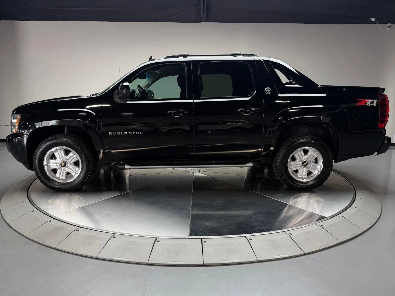Used 2013 Chevrolet Avalanche LT w/ Suspension Package, Off-Road AWD/4WD image 4