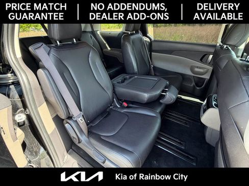 Used 2025 Kia Carnival EX image 16