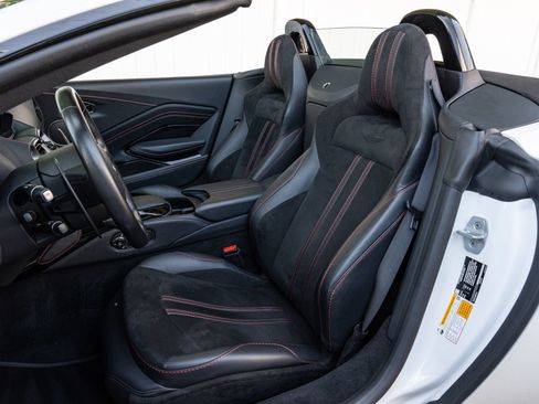 Used 2023 Aston Martin V8 Vantage Roadster RWD image 30
