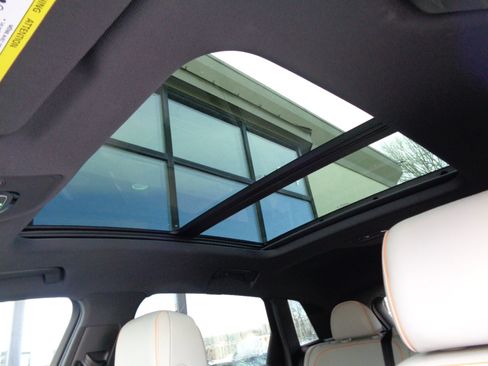 Used 2022 Audi e-tron Chronos image 15