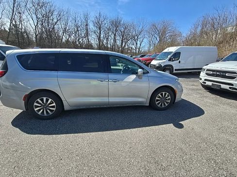 Used 2022 Chrysler Pacifica Touring-L image 9