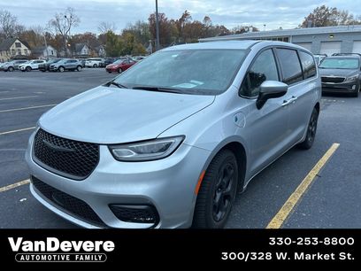 Used 2023 Chrysler Pacifica Touring-L w/ Uconnect Theater Family Group