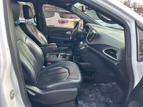 Used 2020 Chrysler Pacifica Touring-L image 17