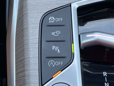 Used 2025 BMW 330i Sedan w/ Premium Package image 11