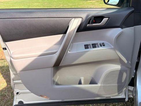 Used 2010 Toyota Highlander SE image 15