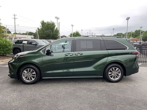 Used 2025 Toyota Sienna XLE AWD/4WD image 5