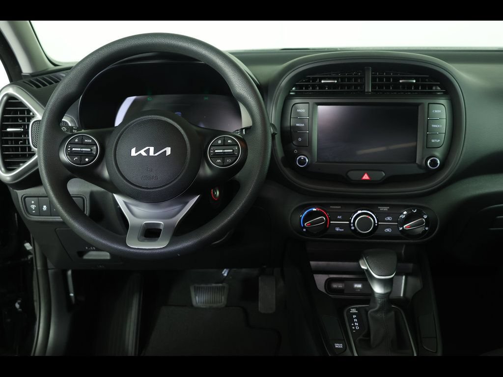 Used 2025 Kia Soul LX w/ LX Technology Package FWD image 16