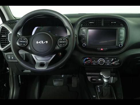 Used 2025 Kia Soul LX w/ LX Technology Package FWD image 16