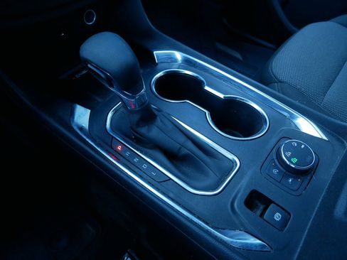 Certified 2023 Chevrolet Traverse LT w/ Rear Camera Mirror Package image 15