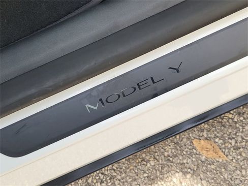 Used 2023 Tesla Model Y Long Range image 31
