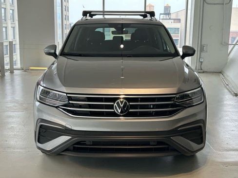 Used 2024 Volkswagen Tiguan SE w/ Panoramic Sunroof Package image 3