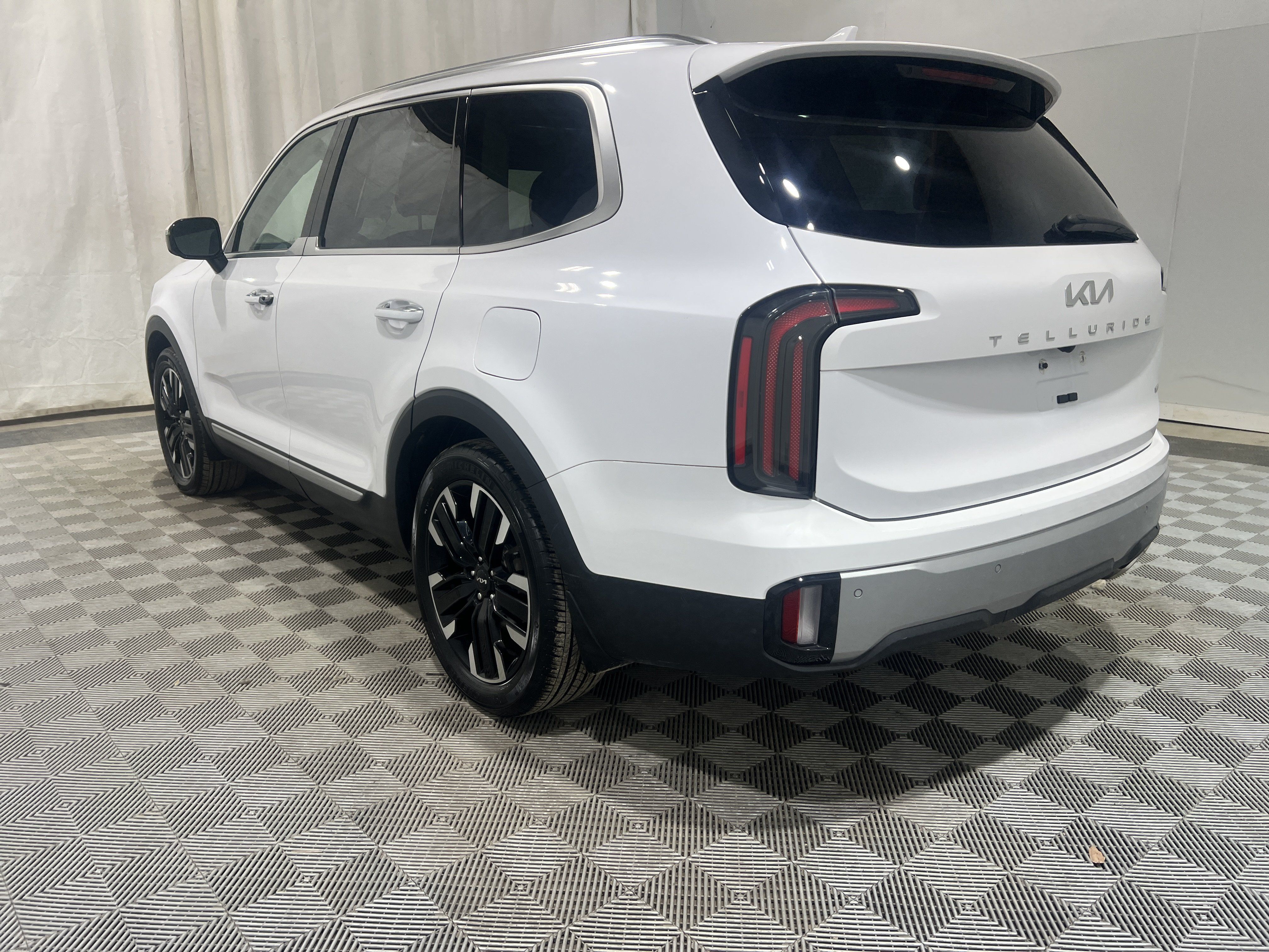 Used 2023 Kia Telluride SX AWD/4WD image 2