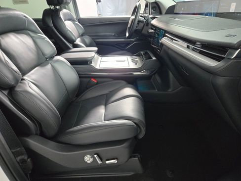 New 2026 Lincoln Navigator L Premier AWD/4WD image 19