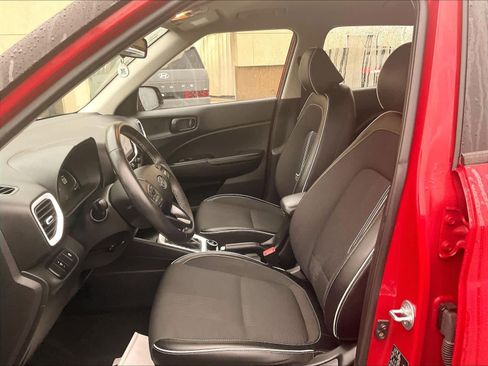 Used 2023 Hyundai Venue Limited image 10