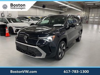 Used 2025 Volkswagen Taos SE w/ Panoramic Sunroof Package