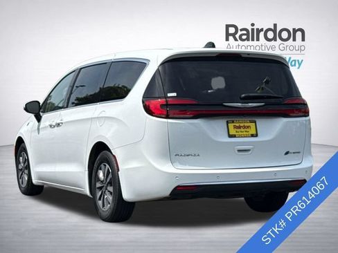 Used 2023 Chrysler Pacifica Touring-L FWD image 4
