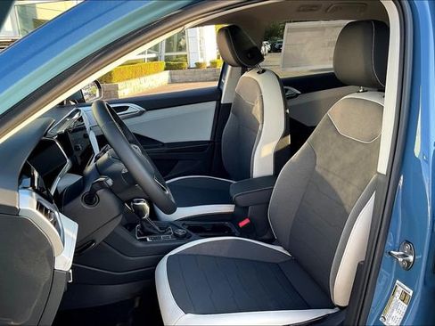 New 2025 Volkswagen Taos SE image 10