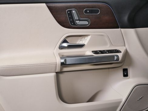 Used 2021 Mercedes-Benz GLB 250 4MATIC image 6